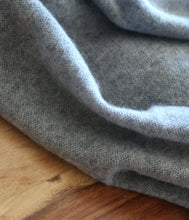 Load the image into the gallery viewer, Esisto Cashmere Scarf
