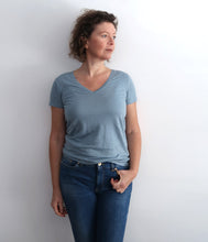 Load the image into the gallery viewer, Majestic Filatures linen mix shirt V-neck short sleeve
